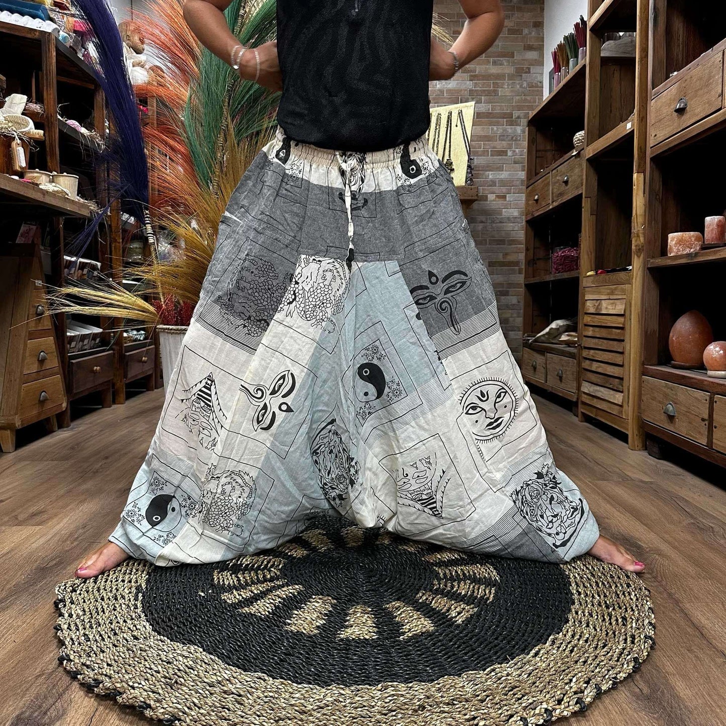 Pantalones de yoga tipo Aladdin en gris con estampado de paneles budistas, yin-yang y sol, cintura elástica con cordón.