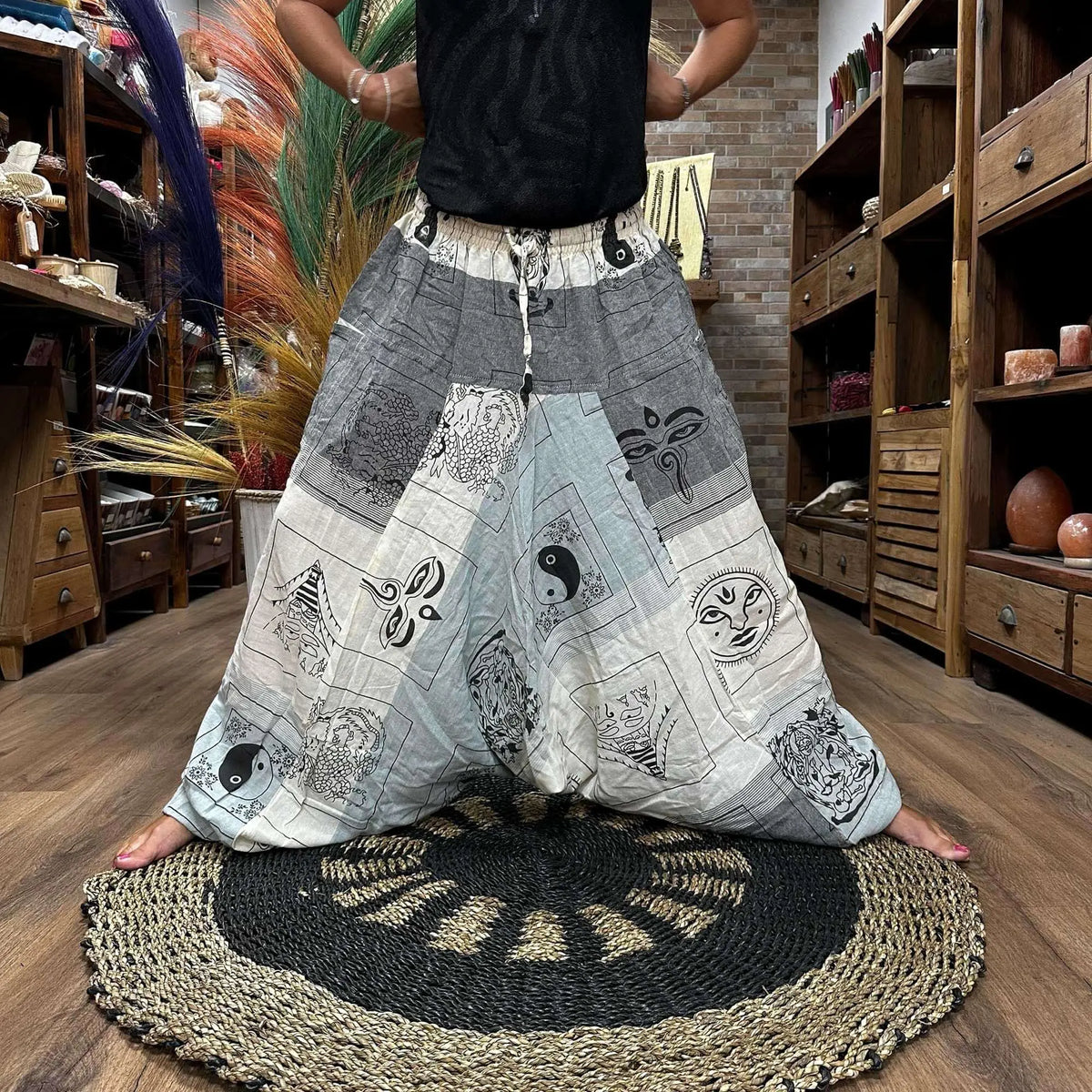 Pantalones de yoga tipo Aladdin en gris con estampado de paneles budistas, yin-yang y sol, cintura elástica con cordón.