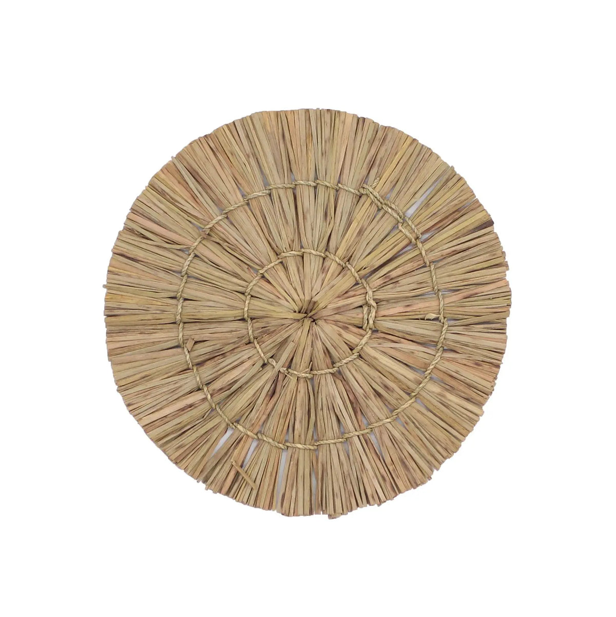 Alfombra redonda de paja natural, en tonos beige y marrón, estilo rústico ideal para decoración de interiores.