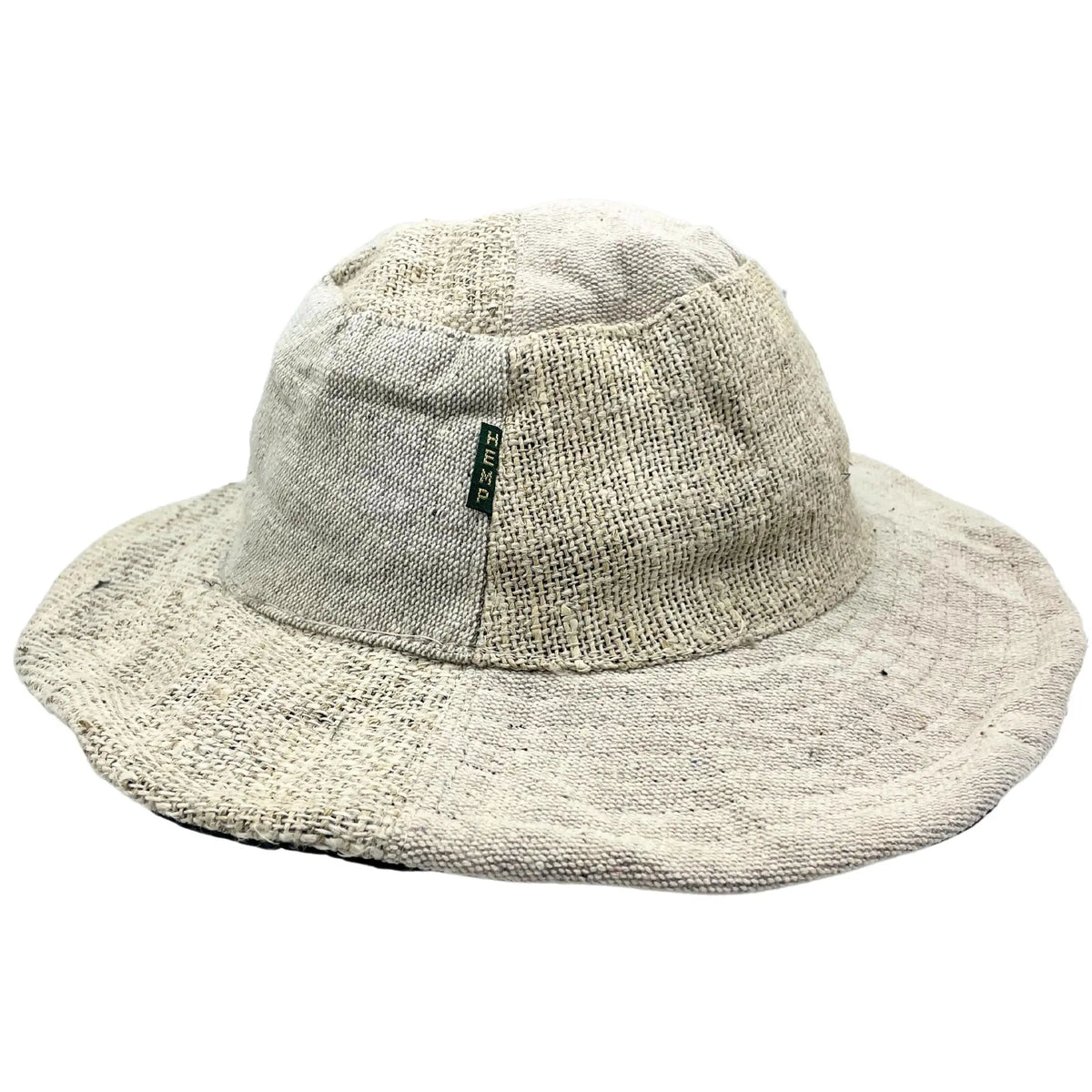 Sombrero boho de cáñamo y algodón color natural con textura rústica y diseño de parches. Estilo casual de ala ancha.