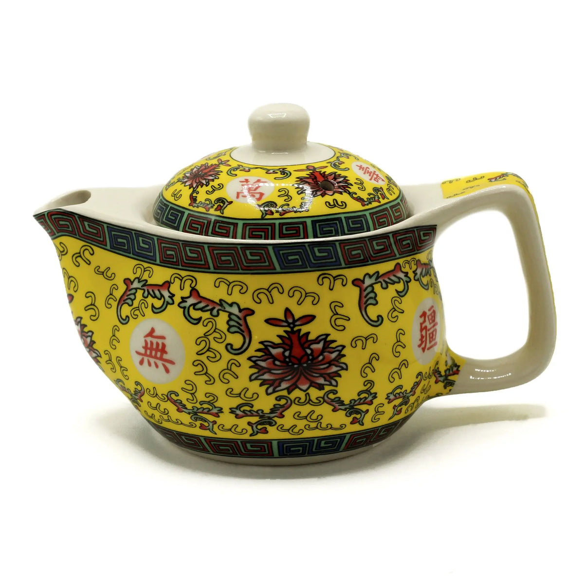 Tetera de cerámica amarilla con diseño oriental, flores y símbolos rojos, tapa superior y asa lateral ergonómica.