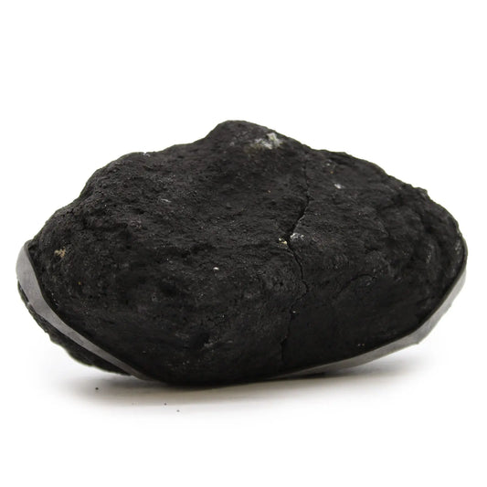 Piedra de carbón negra, forma irregular, textura rugosa, ideal para barbacoas y encendedores de fuego.