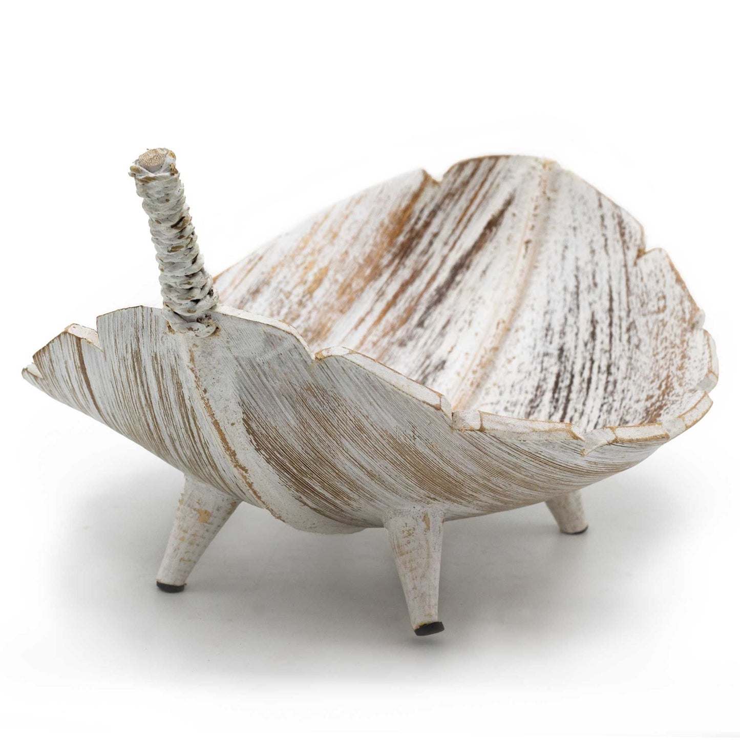 Frutero de hoja de coco en acabado blanco con efecto madera envejecida, diseño artesanal con tres patas sobre fondo blanco