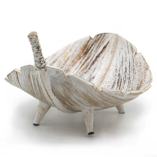 Frutero de hoja de coco en acabado blanco con efecto madera envejecida, diseño artesanal con tres patas sobre fondo blanco
