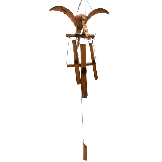 Móvil decorativo de madera con forma de dragón volador y campanillas de viento de bambú colgantes en tonos marrones.