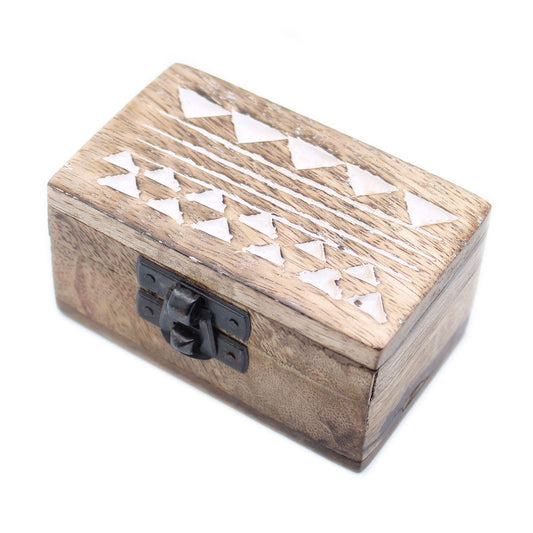 Pastillero de madera rectangular con incrustaciones triangulares blancas y cierre metálico sobre fondo blanco.
