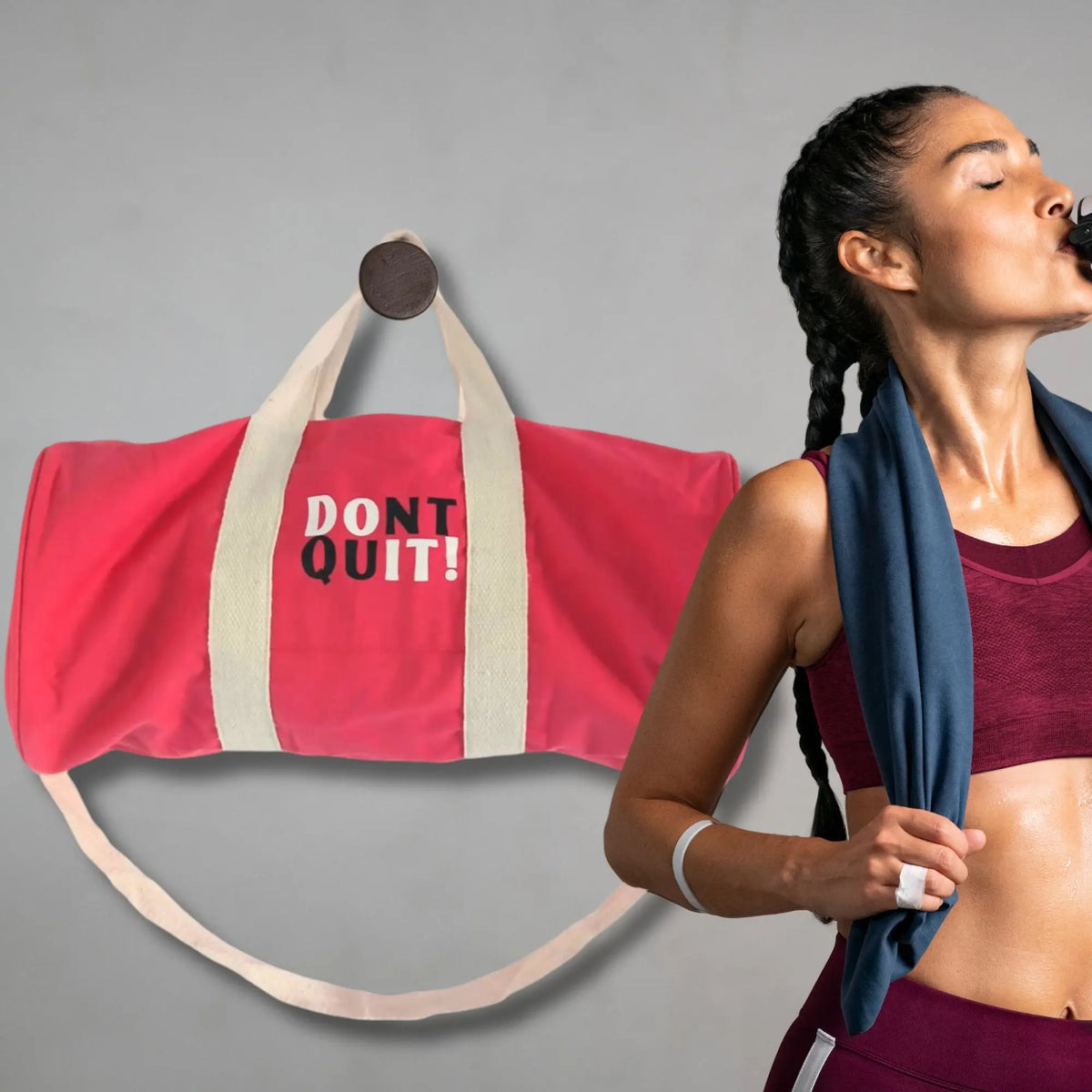 Bolsa de gimnasio rosa cereza con correas beige y la frase "DONT QUIT!" junto a una mujer deportista bebiendo agua.