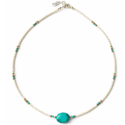 Collar de perlas blancas con turquesa, adornos dorados y cuentas verdes, estilo bohemio, longitud ajustable.