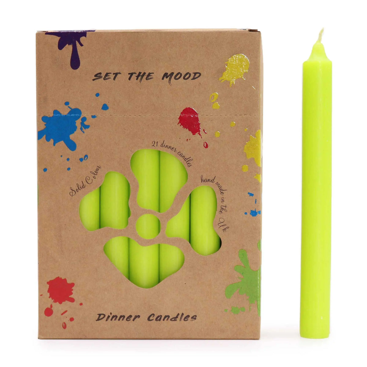 Pack de 21 velas de mesa verde lima, cilíndricas y lisas, junto a su caja de cartón decorada con manchas de colores.