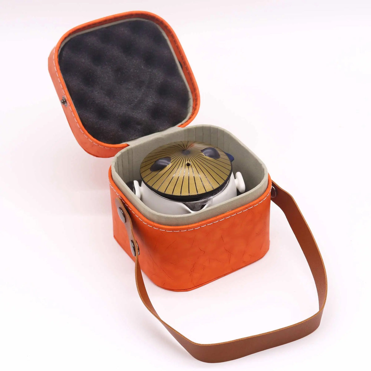 Set de té con tetera decorada como panda en estuche de viaje naranja con correa y espuma protectora interna.