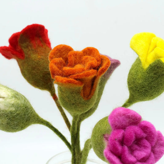 Ramo de rosas decorativas hechas a mano en fieltro de lana de colores vibrantes sobre tallos verdes.