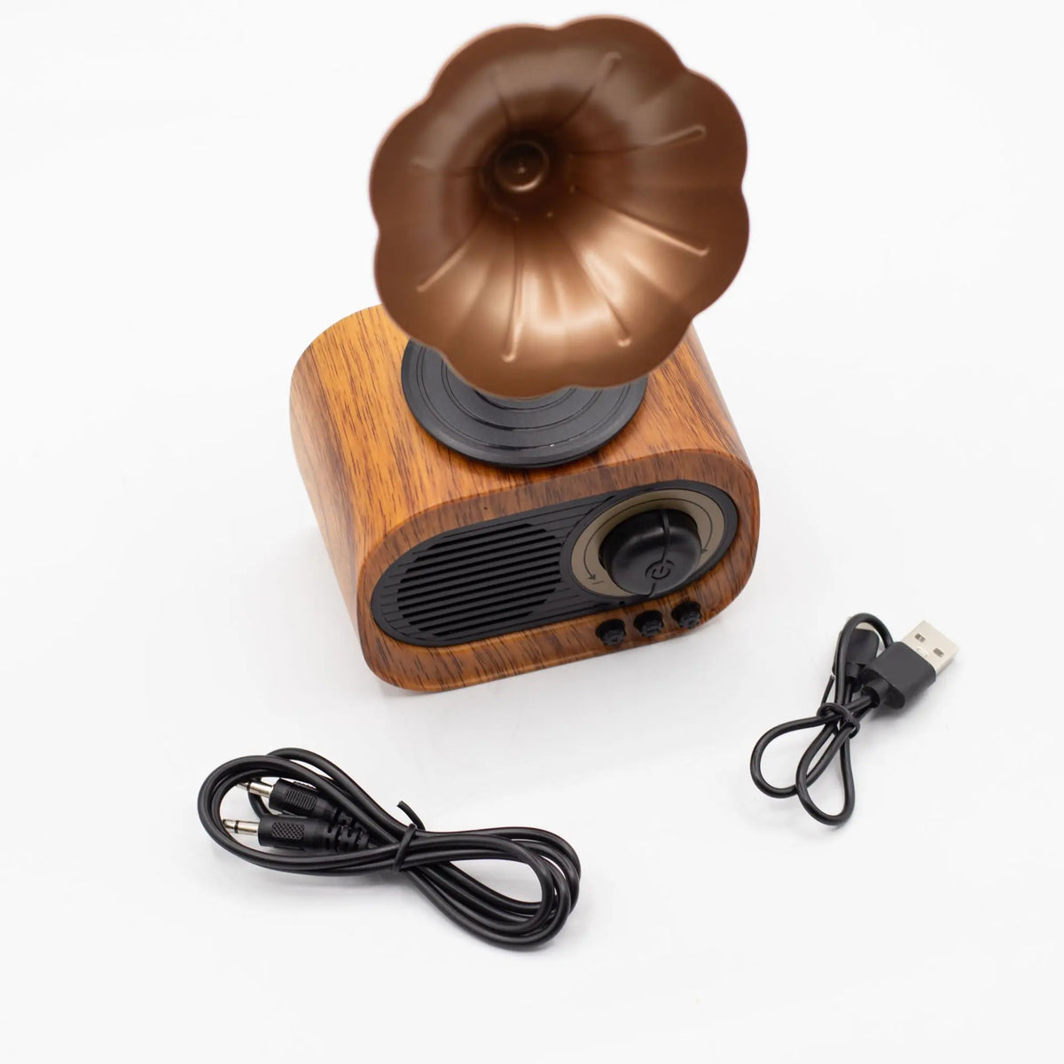 Altavoz Bluetooth retro con acabado madera, bocina de bronce, dial de control y cables de carga USB y auxiliar.