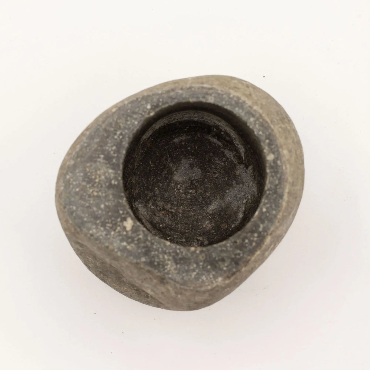 Tazón irregular de piedra negra, acabado mate, ideal para decoración o cocina, diseño artesanal único.