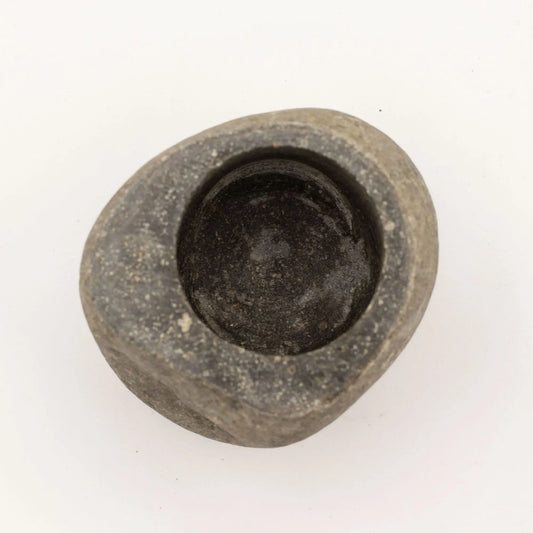 Tazón irregular de piedra negra, acabado mate, ideal para decoración o cocina, diseño artesanal único.