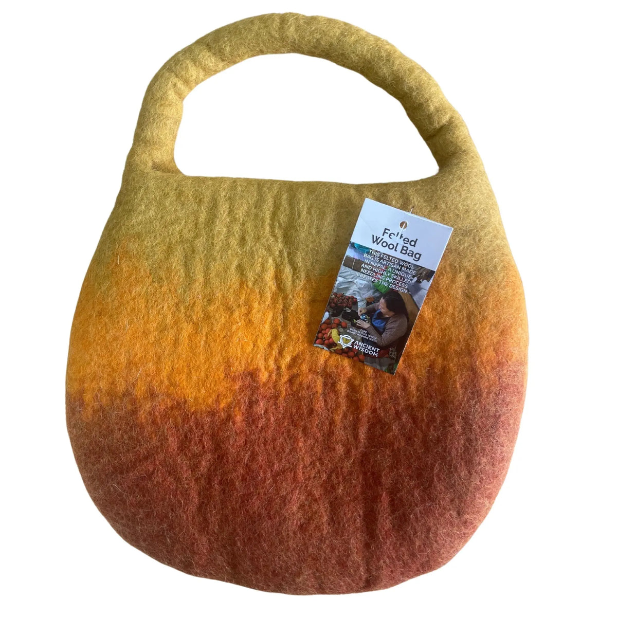 Bolso de fieltro artesanal con degradado de color naranja a rojo, forma redondeada y asa integrada. Incluye etiqueta.