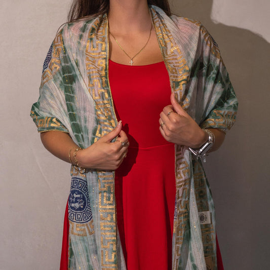 Chal verde y dorado con estampado griego, ideal para complementar vestido rojo. Perfecto para ocasiones elegantes.