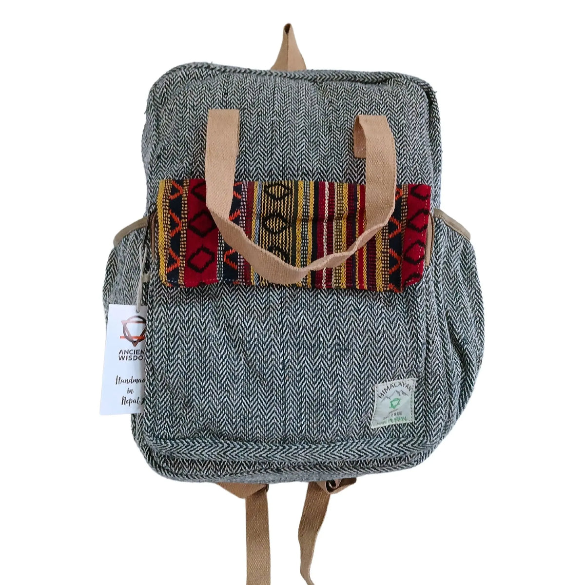 Mochila de cáñamo gris con patrón espiga, bolsillo frontal étnico multicolor, asas beige y correas ajustables.