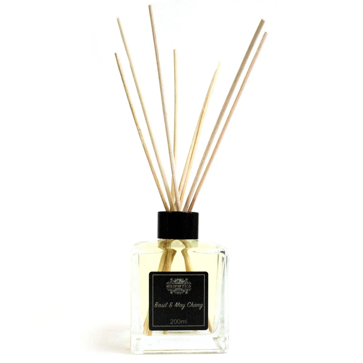 Difusor de varillas con frasco de cristal cuadrado, aceite esencial de albahaca y maychang y tapón negro sobre fondo blanco