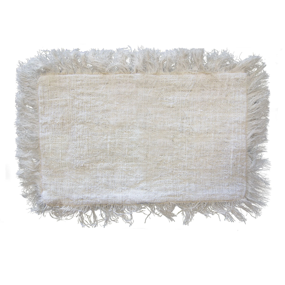 Funda de cojín rectangular (30x50 cm) de lino color crema, con textura tejida rústica y bordes con flecos largos.