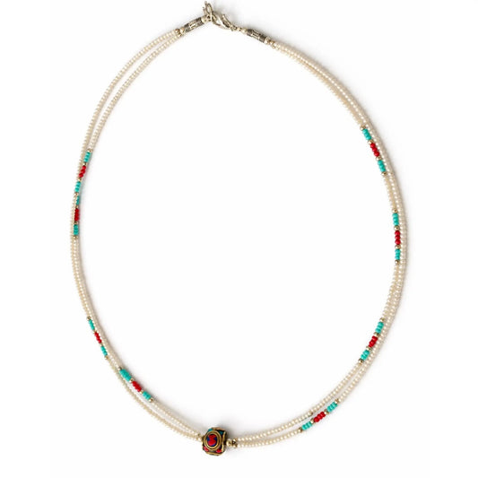 Collar de perlas blancas con detalles en turquesa y rojo, estilo bohemio, elegante y colorido.