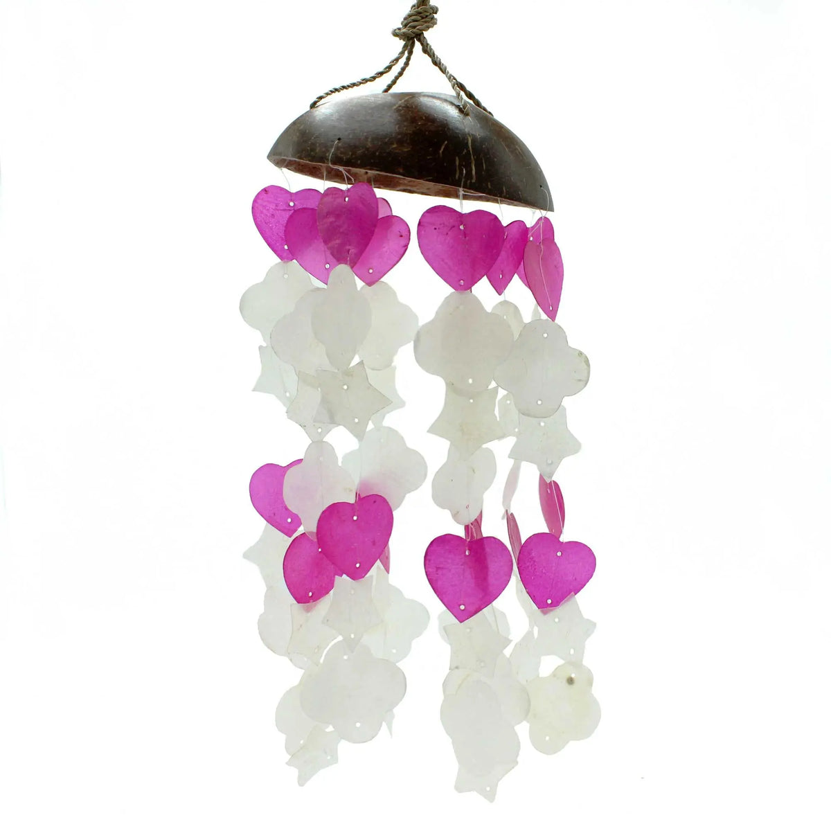 Campana de viento con base de coco y colgantes de nácar en formas de corazón y flores, tonos rosa y blanco. 35 cm.