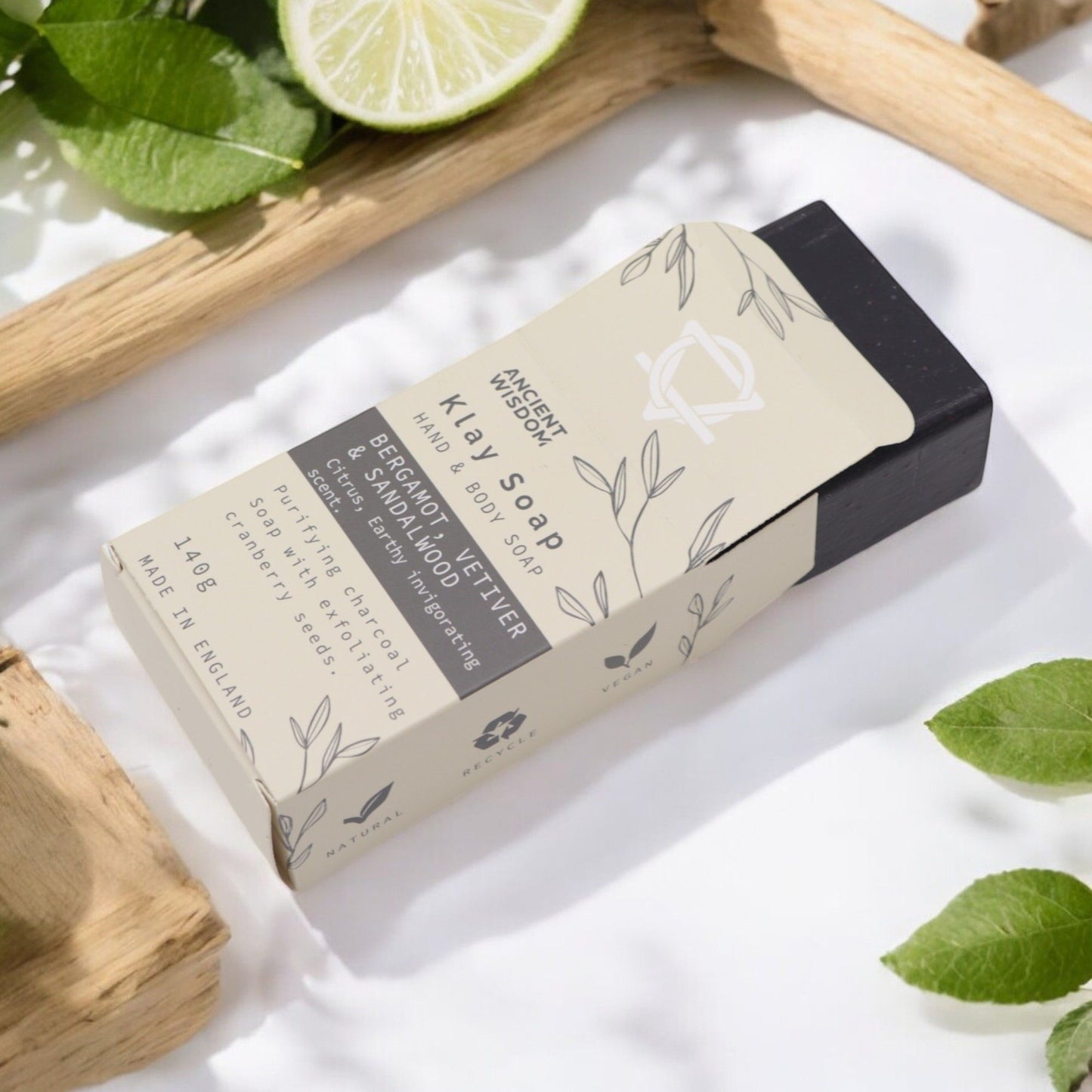Jabón artesanal de vetiver y sándalo, envase elegante en tonos beige y negro, elaborado en Inglaterra, 140g.