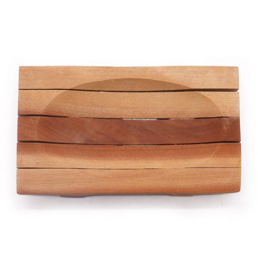 Jabonera de madera de caoba Ancient Wisdom, diseño rectangular con rejilla central para drenaje en tonos marrón natural.