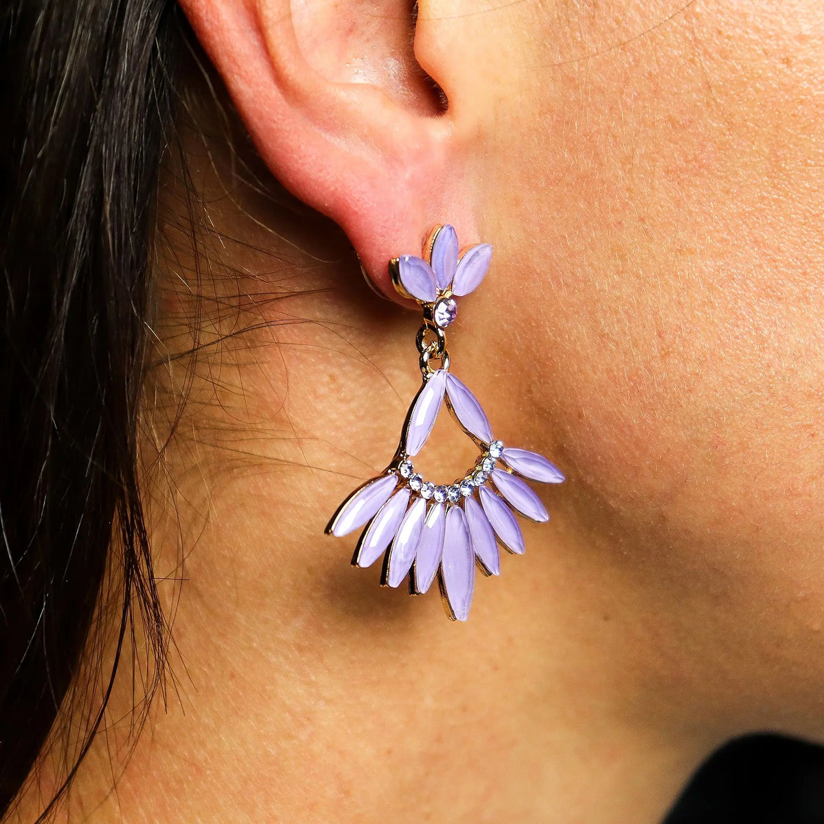 Pendientes colgantes color lavanda con pétalos de cristal, diseño vintage en forma de abanico sobre base dorada.