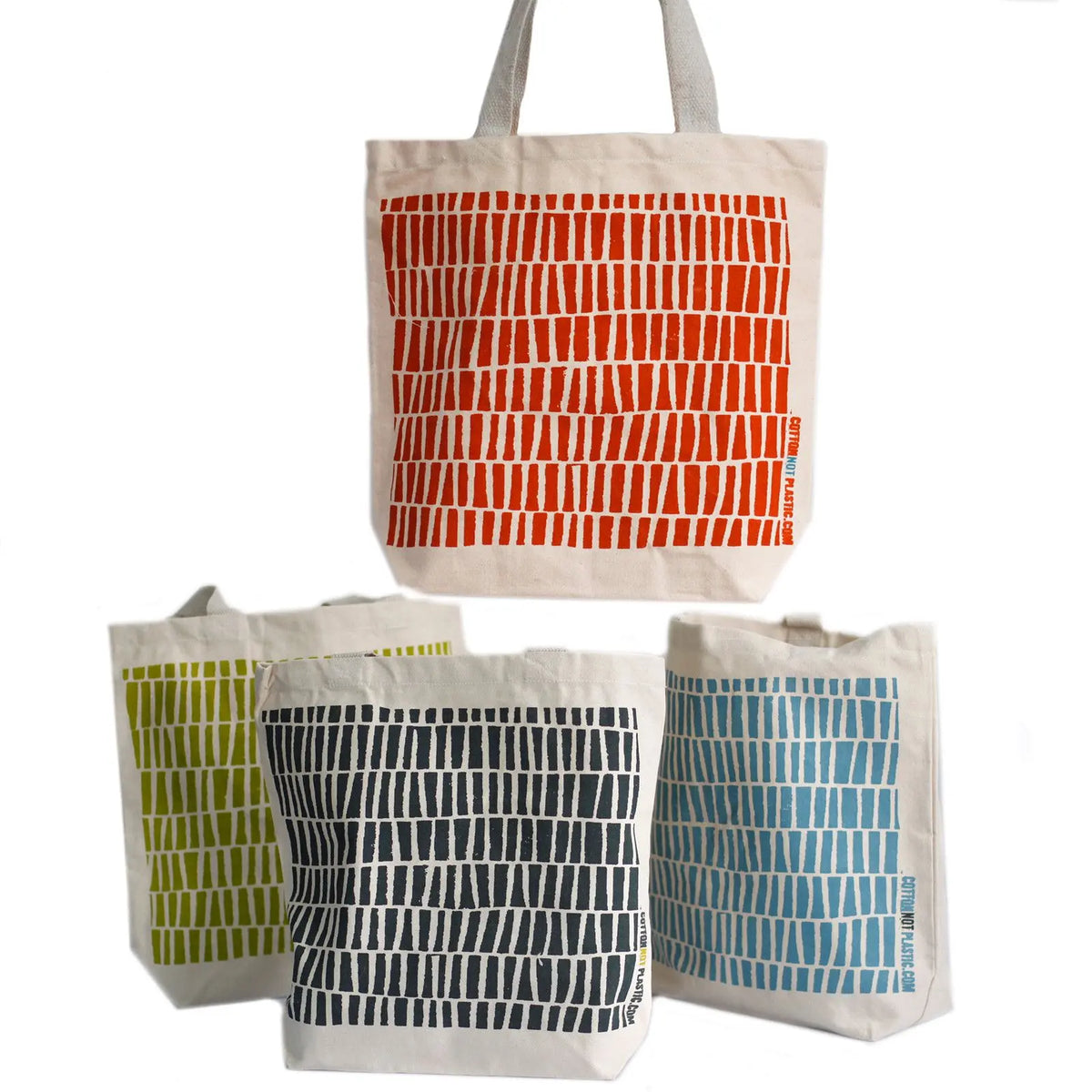 Cuatro bolsas de tela de algodón color natural con estampado geométrico de líneas verticales en naranja, gris, verde y azul.