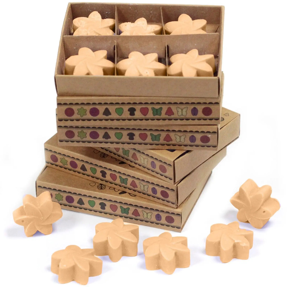 Cajas de cartón con 6 piezas de cera de soja en forma de flor color crema, decoradas con motivos geométricos y florales.