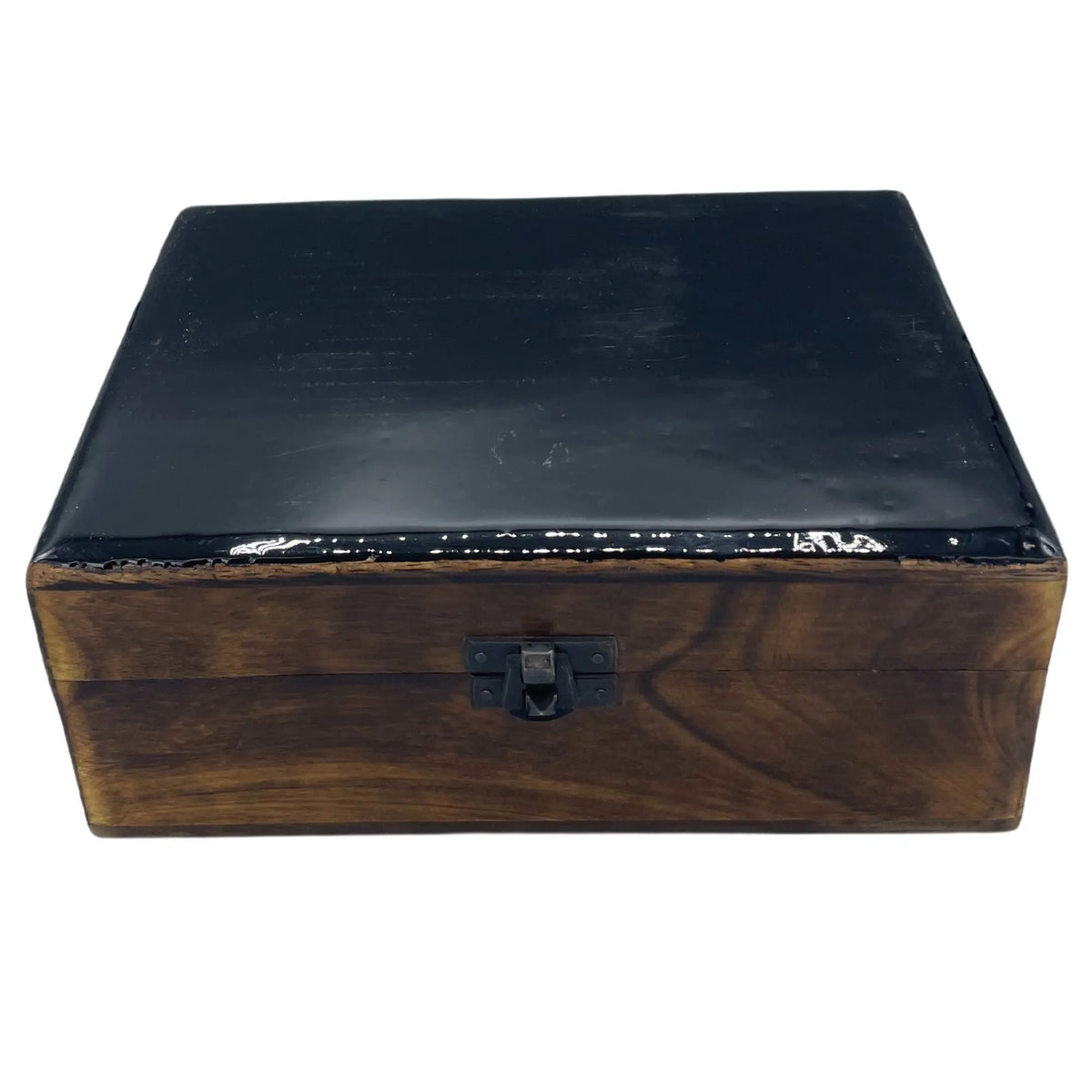 Caja rectangular de madera con tapa superior en cerámica esmaltada negra y cierre metálico frontal. 20x15x7.5cm.