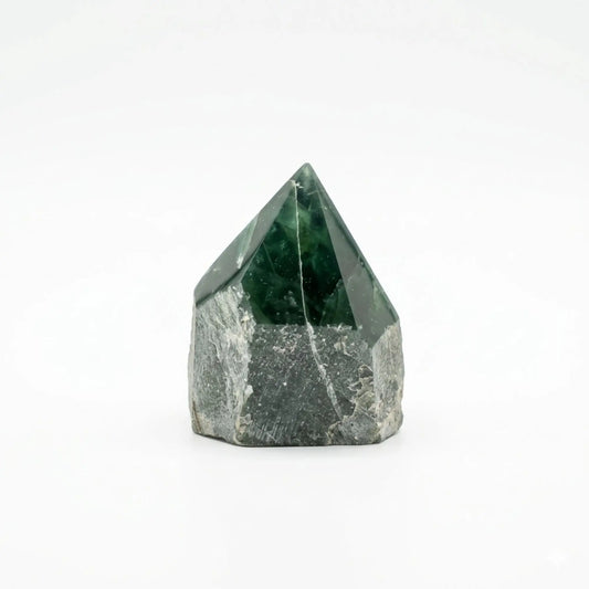 Piedra preciosa de cuarzo verde oscuro en forma de pirámide, con base gris y textura natural.