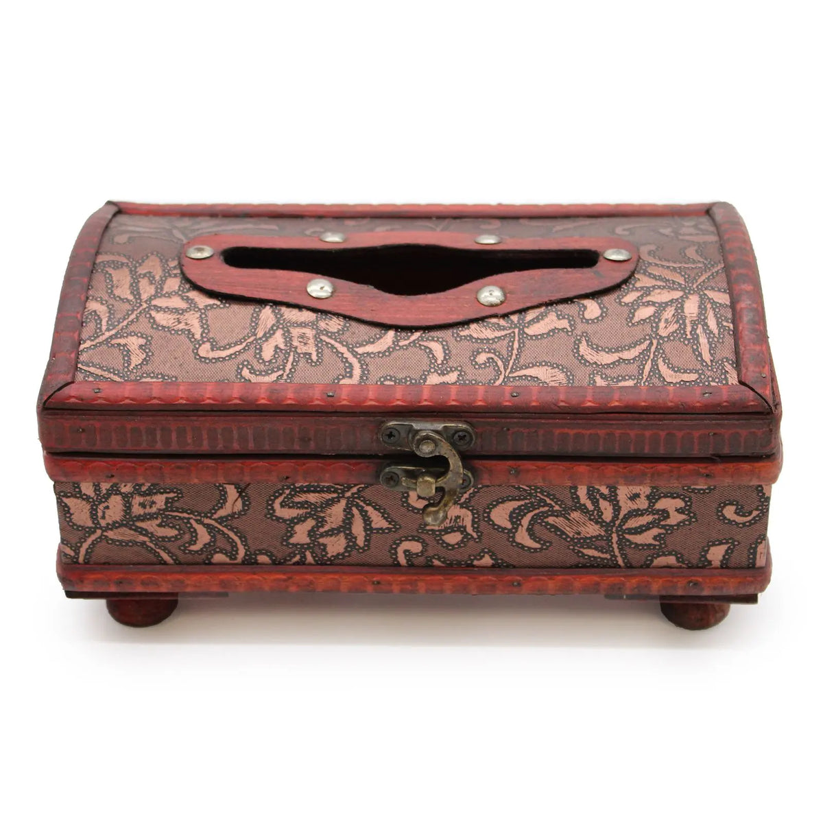Caja de madera marrón con relieve de flores, borde rojo y cierre de metal, ideal para almacenamiento decorativo.