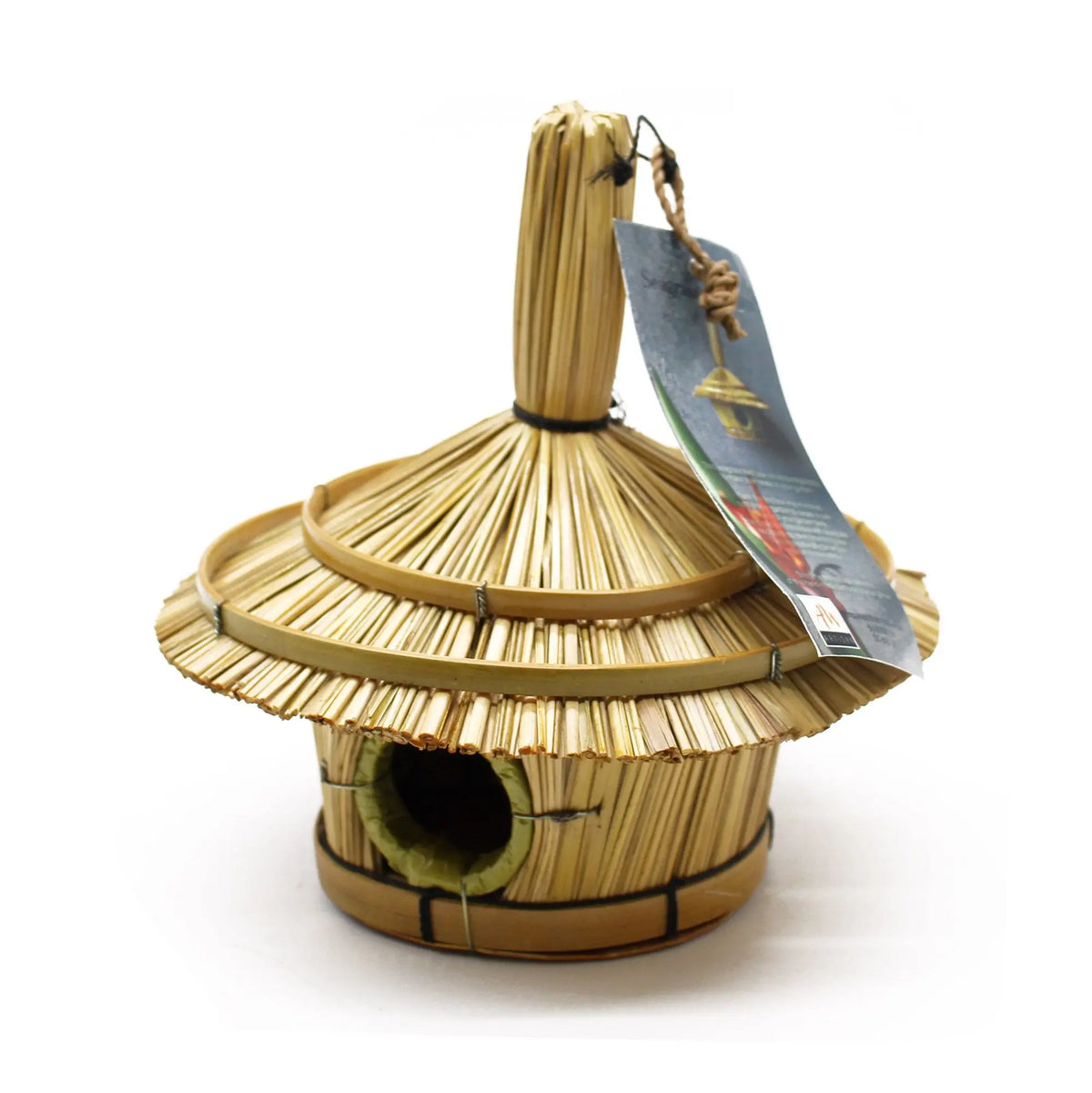 Casita para pájaros artesanal de paja, forma redonda con techo cónico y entrada circular. Estilo rústico y natural.