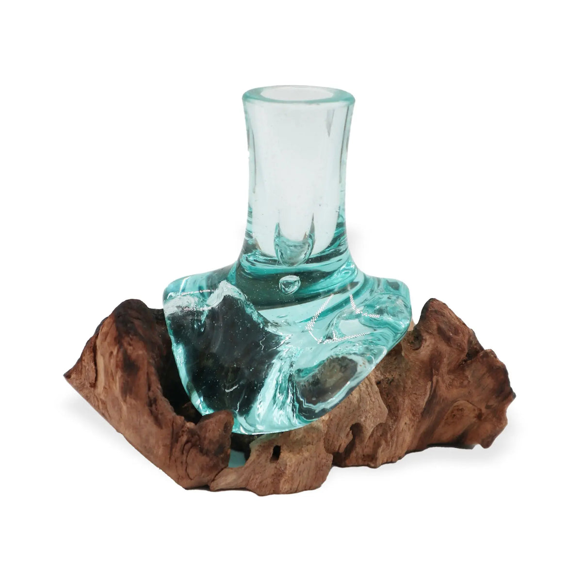 Florero de vidrio fundido transparente y azulado con base de madera natural rústica de estilo artesanal y orgánico