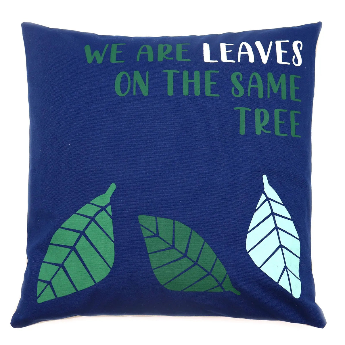Funda de cojín azul con estampado de hojas y el texto "We are leaves on the same tree" en tonos verde, blanco y celeste.