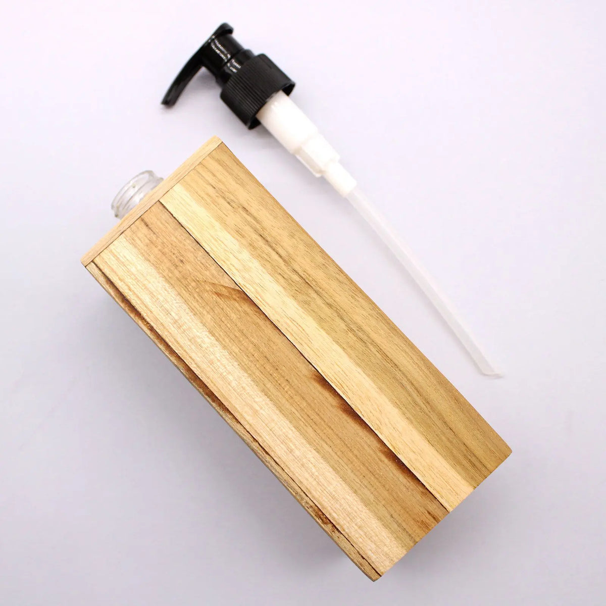 Dispensador cuadrado de jabón en madera de teca natural con dosificador de plástico desmontable sobre fondo blanco