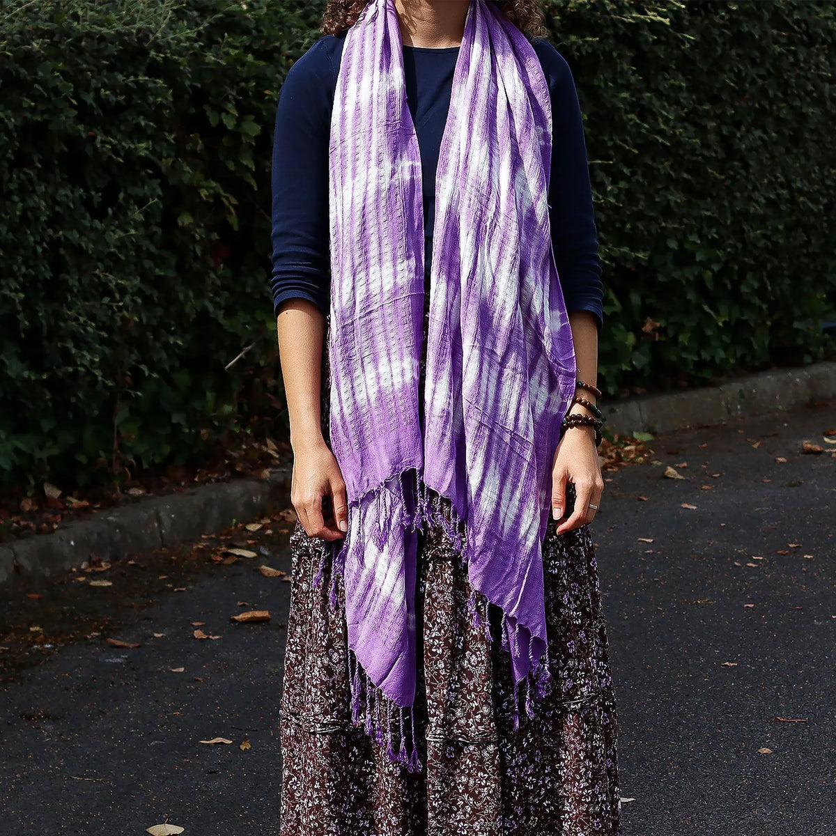 Estola boho de algodón con rayas verticales en tonos lavanda y blanco y acabado de flecos en los extremos