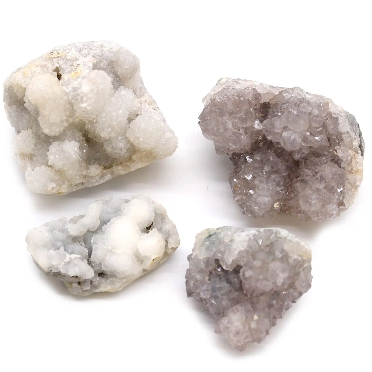 Piedras cristales de cuarzo blanco y morado, brillantes, en diferentes formas y tamaños, ideales para decoraciones.