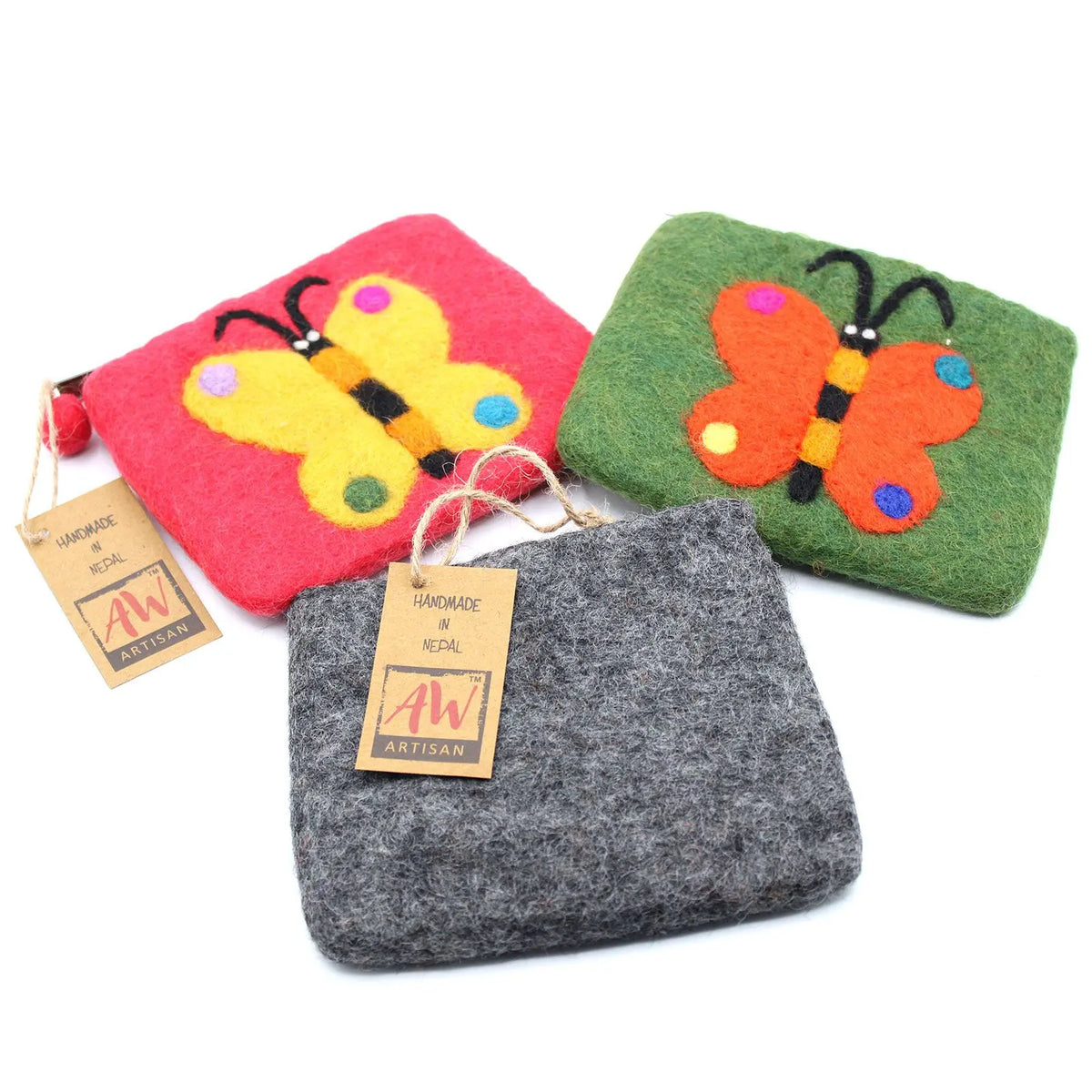 Tres estuches rectangulares de fieltro artesanal decorados con mariposas coloridas en tonos rojo, verde y gris oscuro