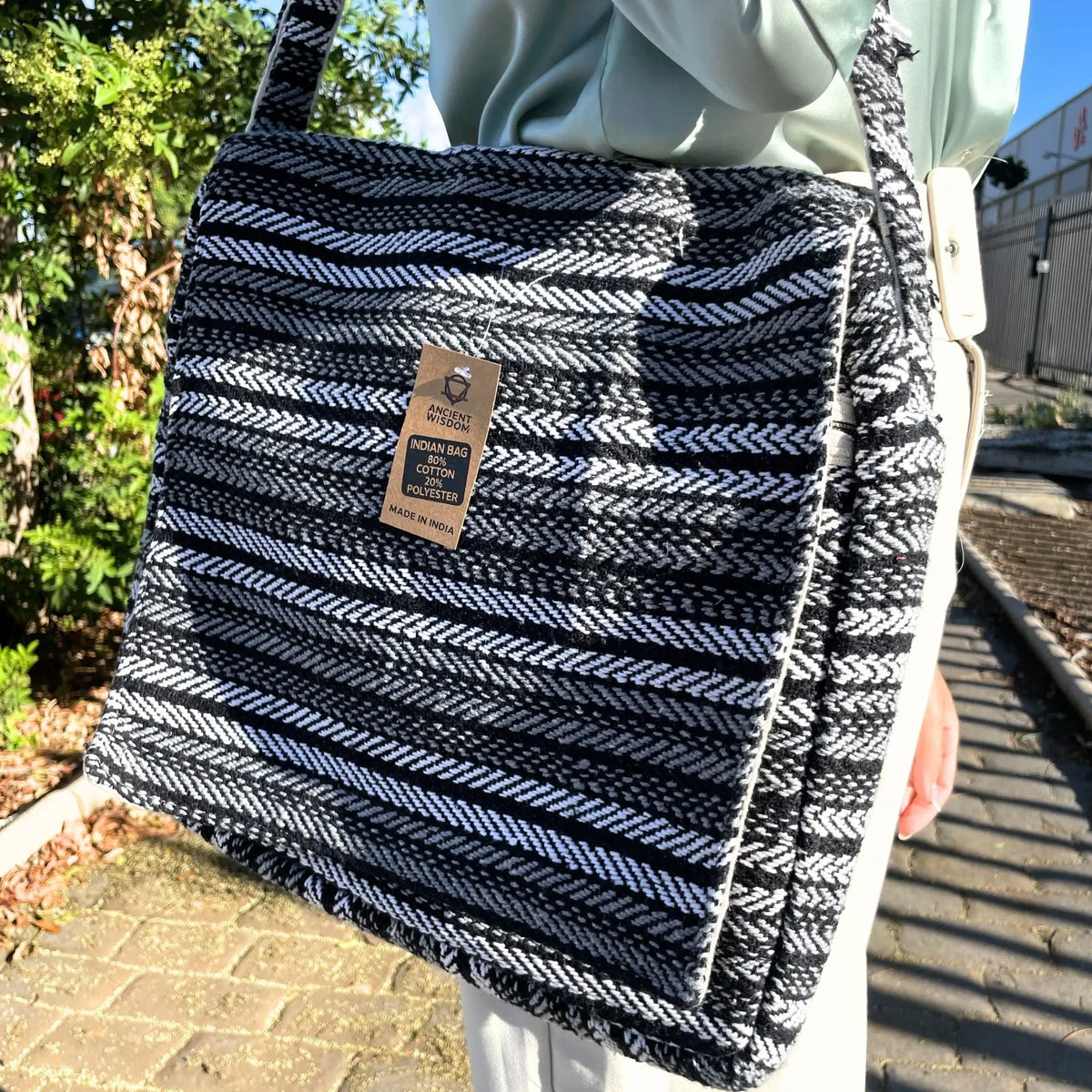 Bolso para portátil de tela tejida con estampado de rayas grises, blancas y negras de estilo casual y artesanal