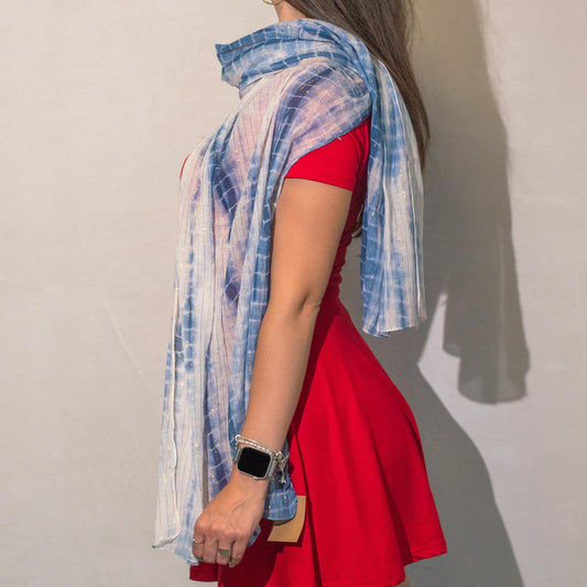 Bufanda de seda azul y blanca, estampado de rayas, estilo bohemio, perfecta para completar un outfit casual.