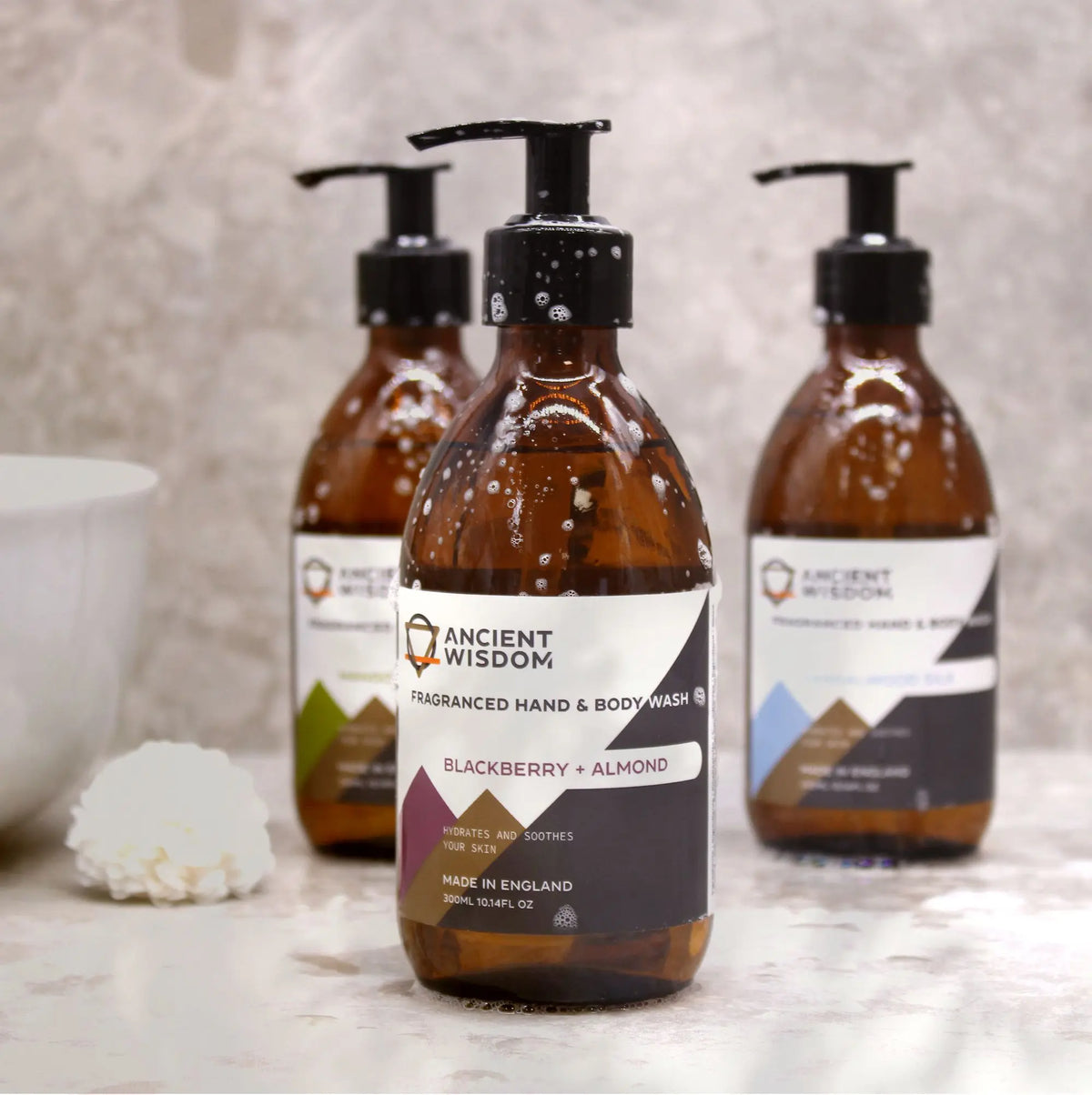Tres frascos de vidrio ámbar con dispensador negro de jabón líquido Ancient Wisdom, aroma Mora y Almendra. 300ml.