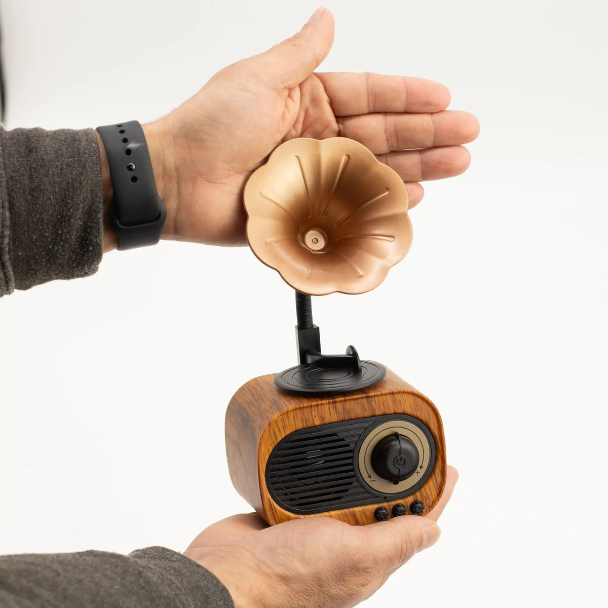 Altavoz Bluetooth retro tipo gramófono, color madera y cobre, con radio FM y controles en una base compacta.