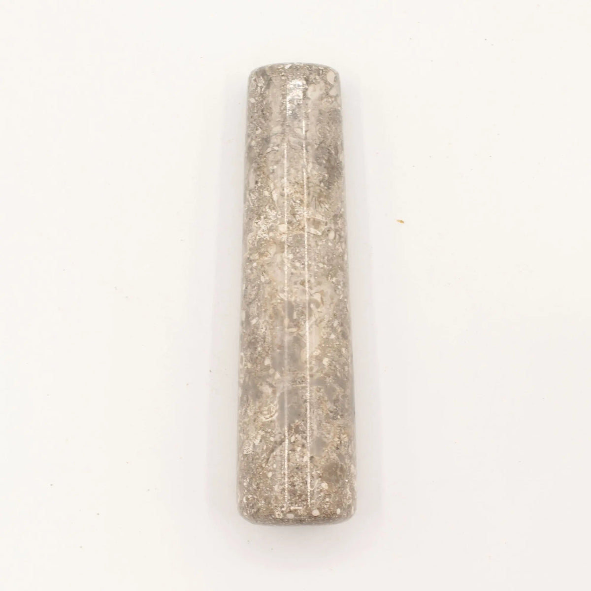 Piedra de masaje larga en color gris claro, material de mármol, estilo elegante y moderno.