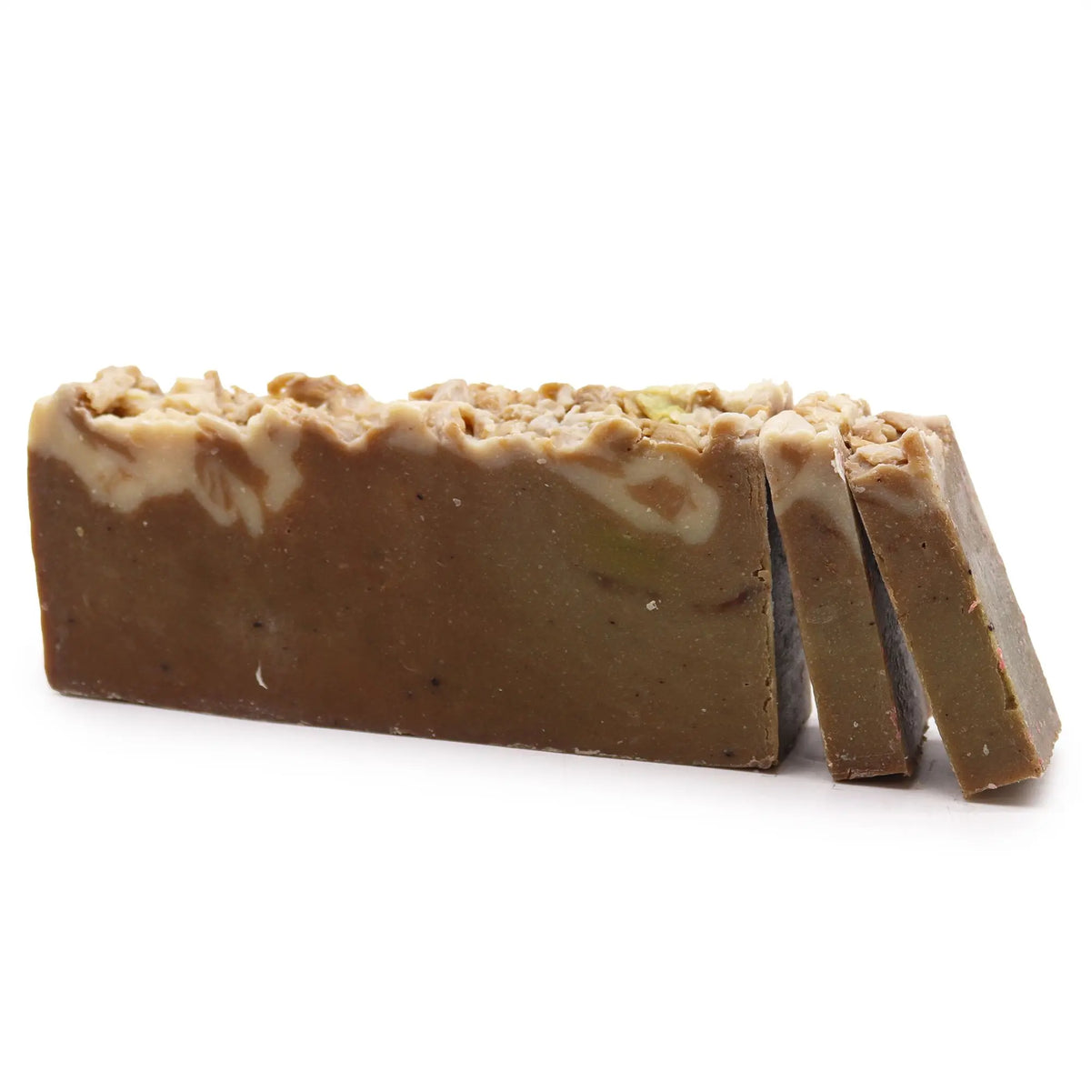 Barra de jabón artesanal de chocolate con vetas crema, textura rústica y dos rodajas separadas sobre fondo blanco