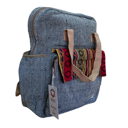 Mochila de cáñamo con tejido gris en espiga, bolsillo frontal con estampado étnico, asas de lona y cierre de cremallera