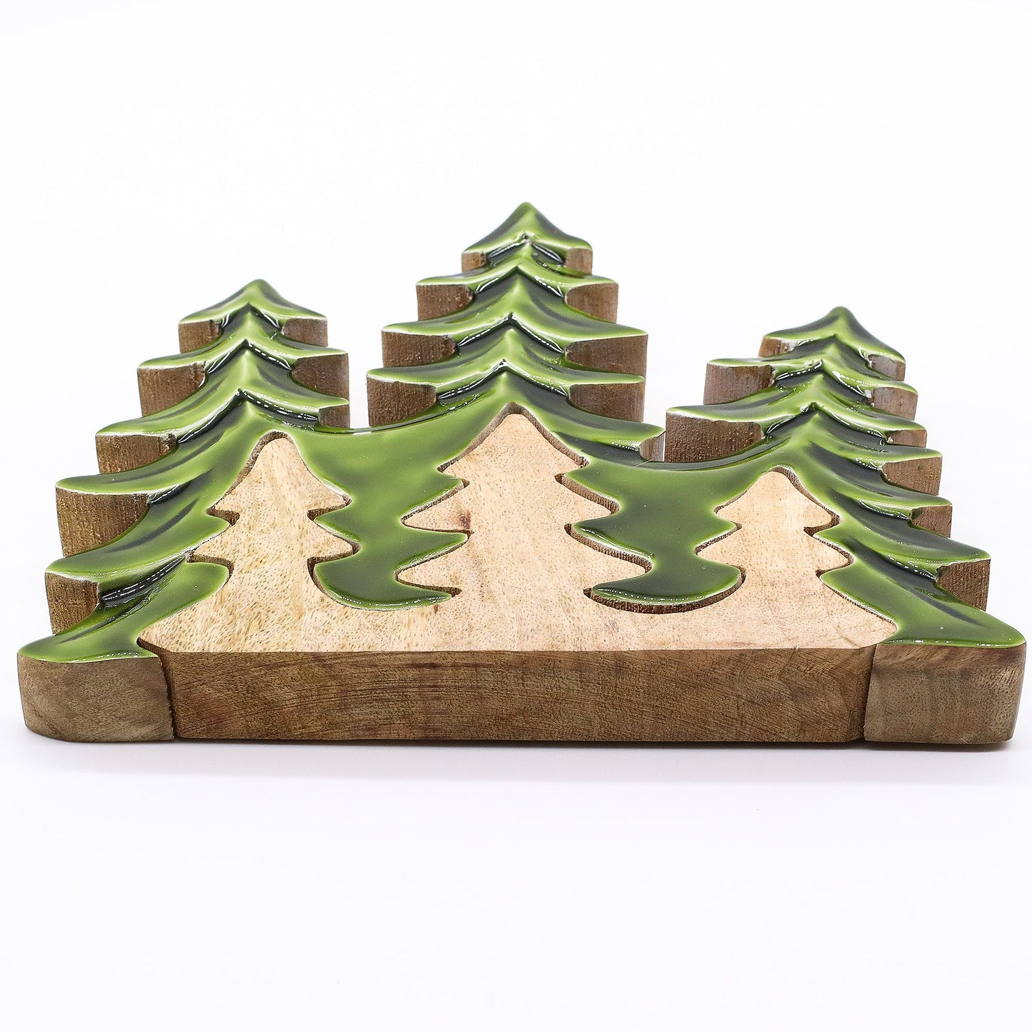 Figura decorativa de madera en forma de árboles verdes, ideal para decoración rústica y navideña.