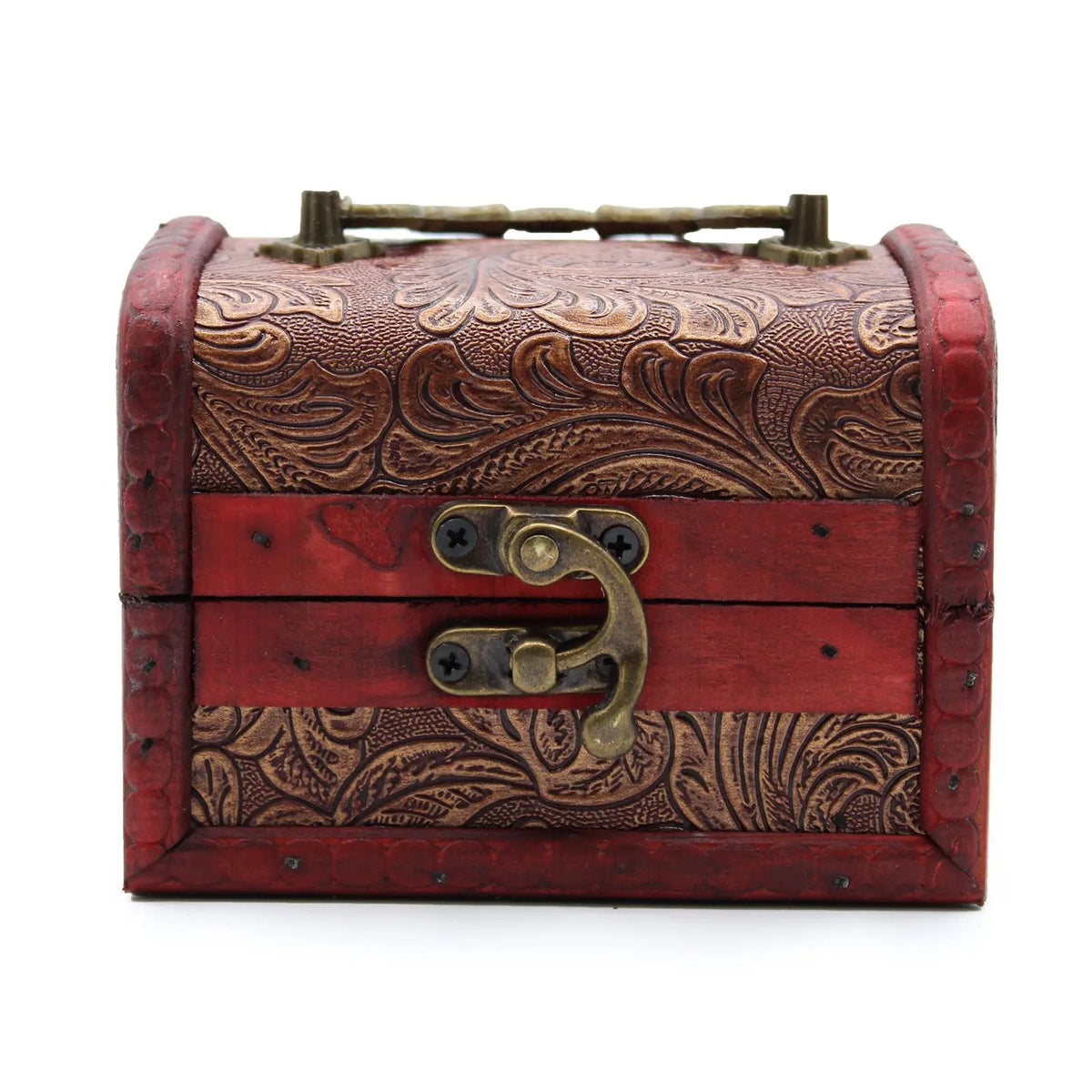 Cajita decorativa de madera roja con grabado dorado y cierre metálico, estilo vintage.