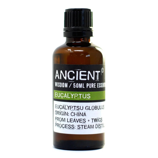 Frasco de vidrio ámbar de 50ml con tapa negra y etiqueta blanca y verde que indica aceite esencial de eucalipto.